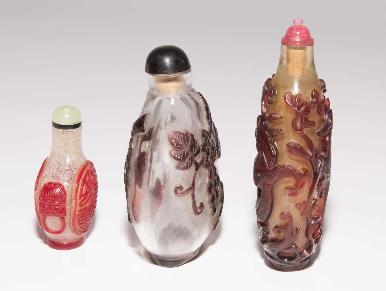 6 Überfangglas Snuff BottlesChina. Farbloses, transparentes Glas mit rot- bis auberginefarbenem - Image 4 of 16