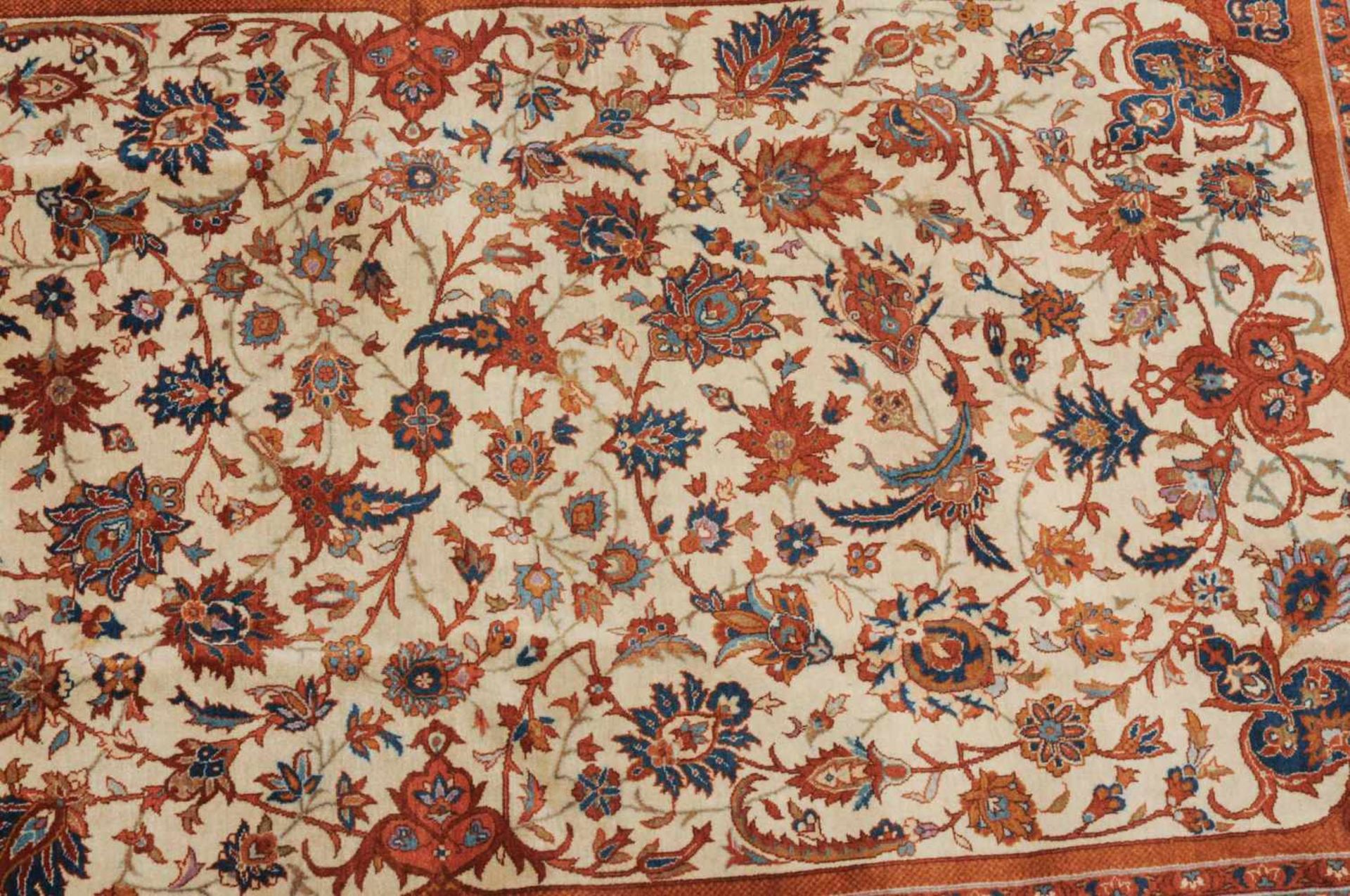 IsfahanWohl Indien, um 1960. Auf elfenbeinfarbenem Grund figuriert ein dichtes florales Dekor mit - Image 8 of 12