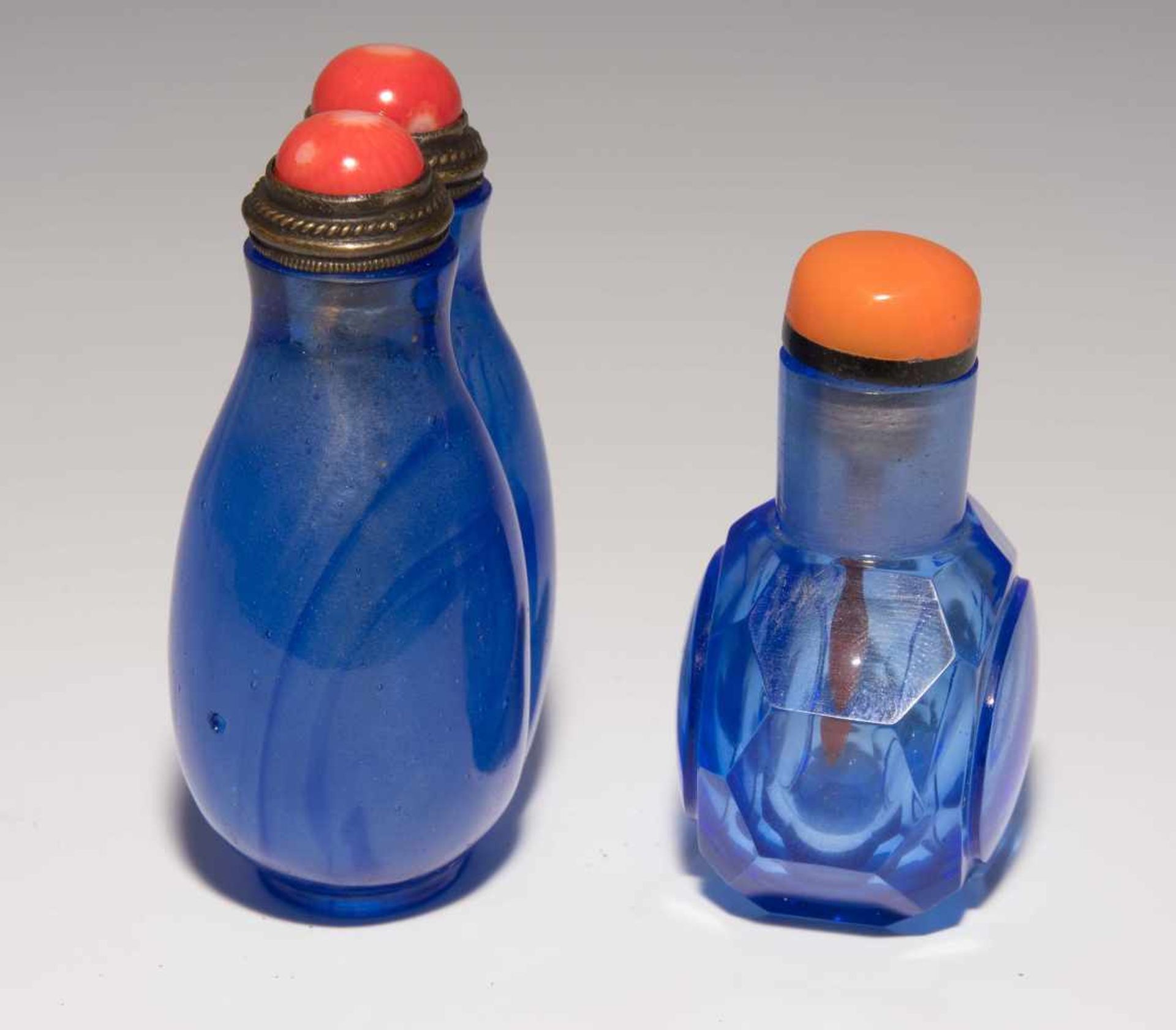 6 Glas Snuff BottlesChina. Hellblaues, transparentes Glas. Ein Doppel-Snuff Bottle, zwei mit - Bild 4 aus 22