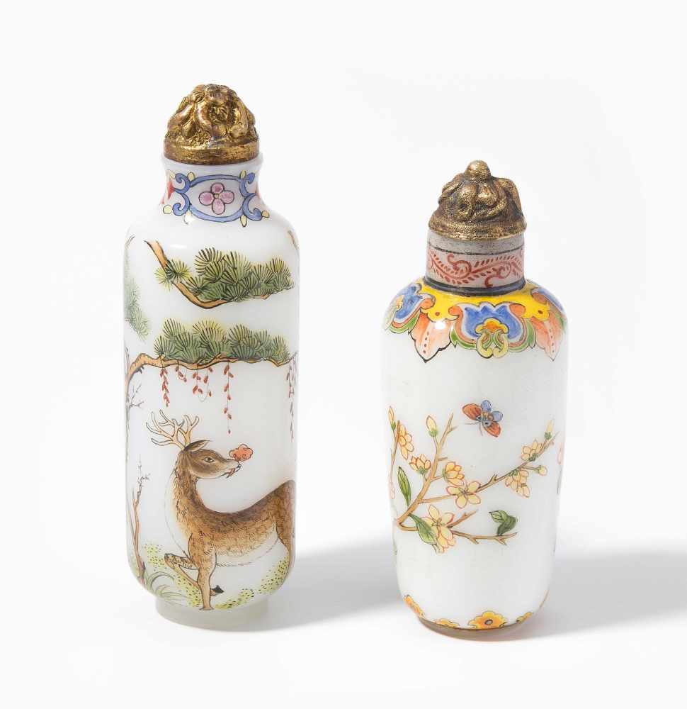 2 Snuff BottlesChina. Milchglas, polychrom bemalt. Kranich und Hirsch unter Kiefernbaum bzw. Päonien