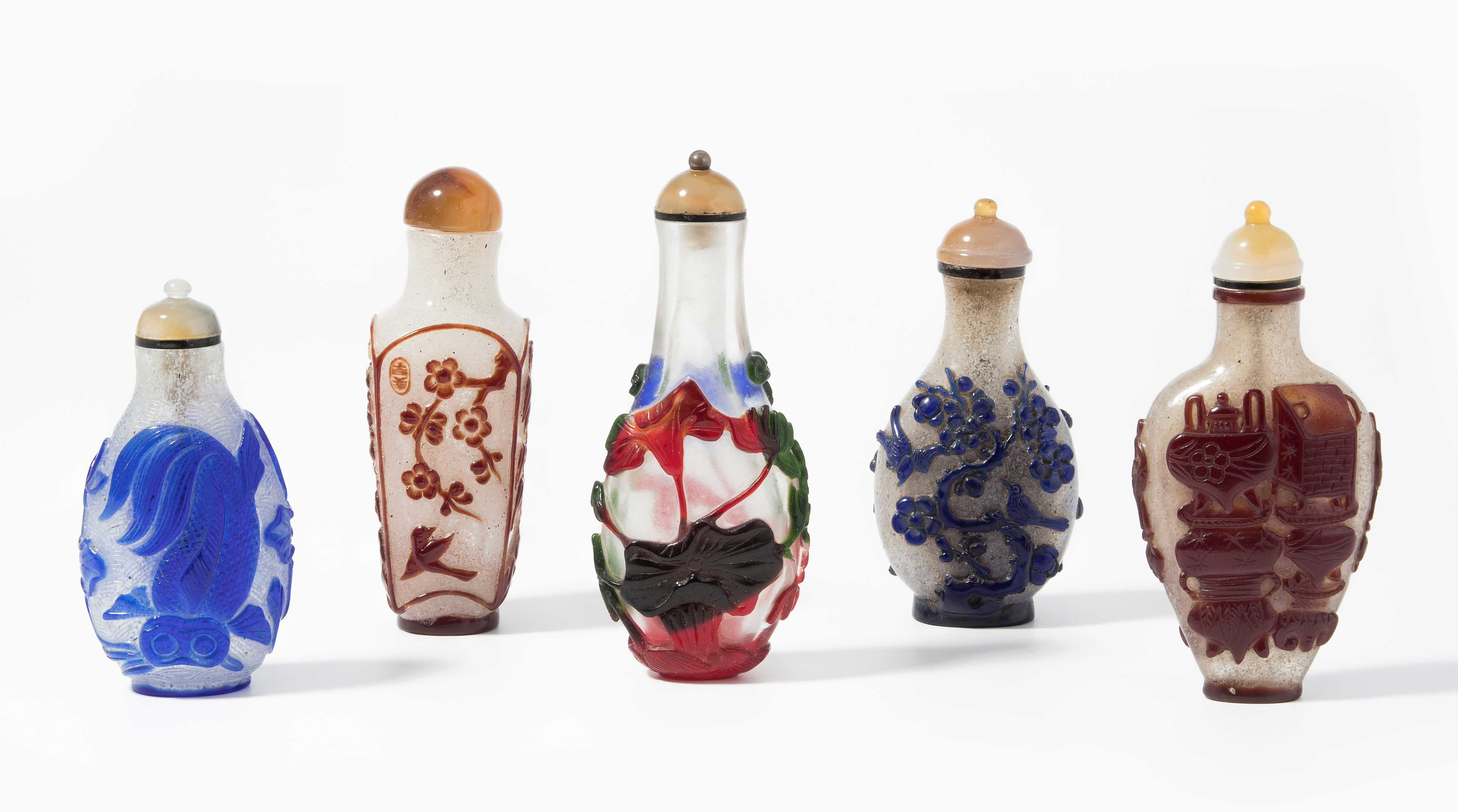 Lot: 5 Überfangglas Snuff Bottles