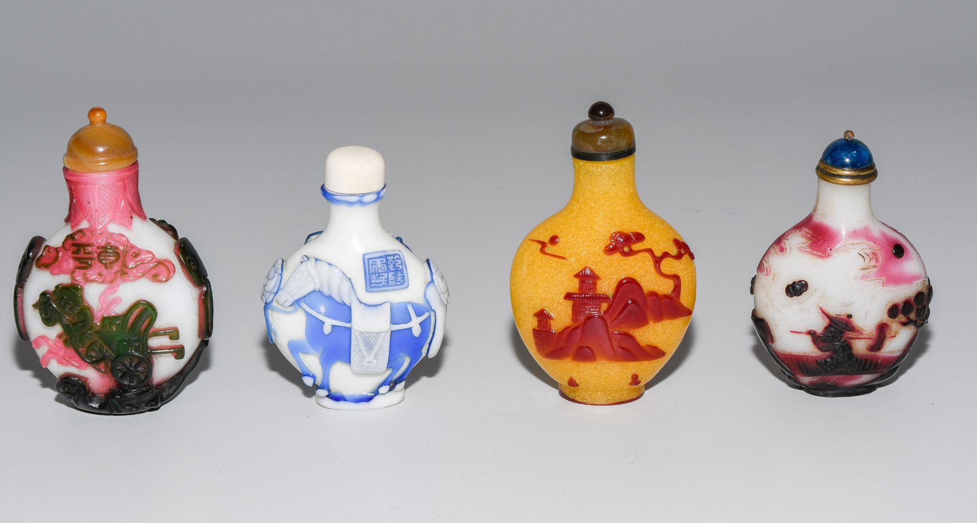 Lot: 4 Überfangglas Snuff Bottles - Image 2 of 8