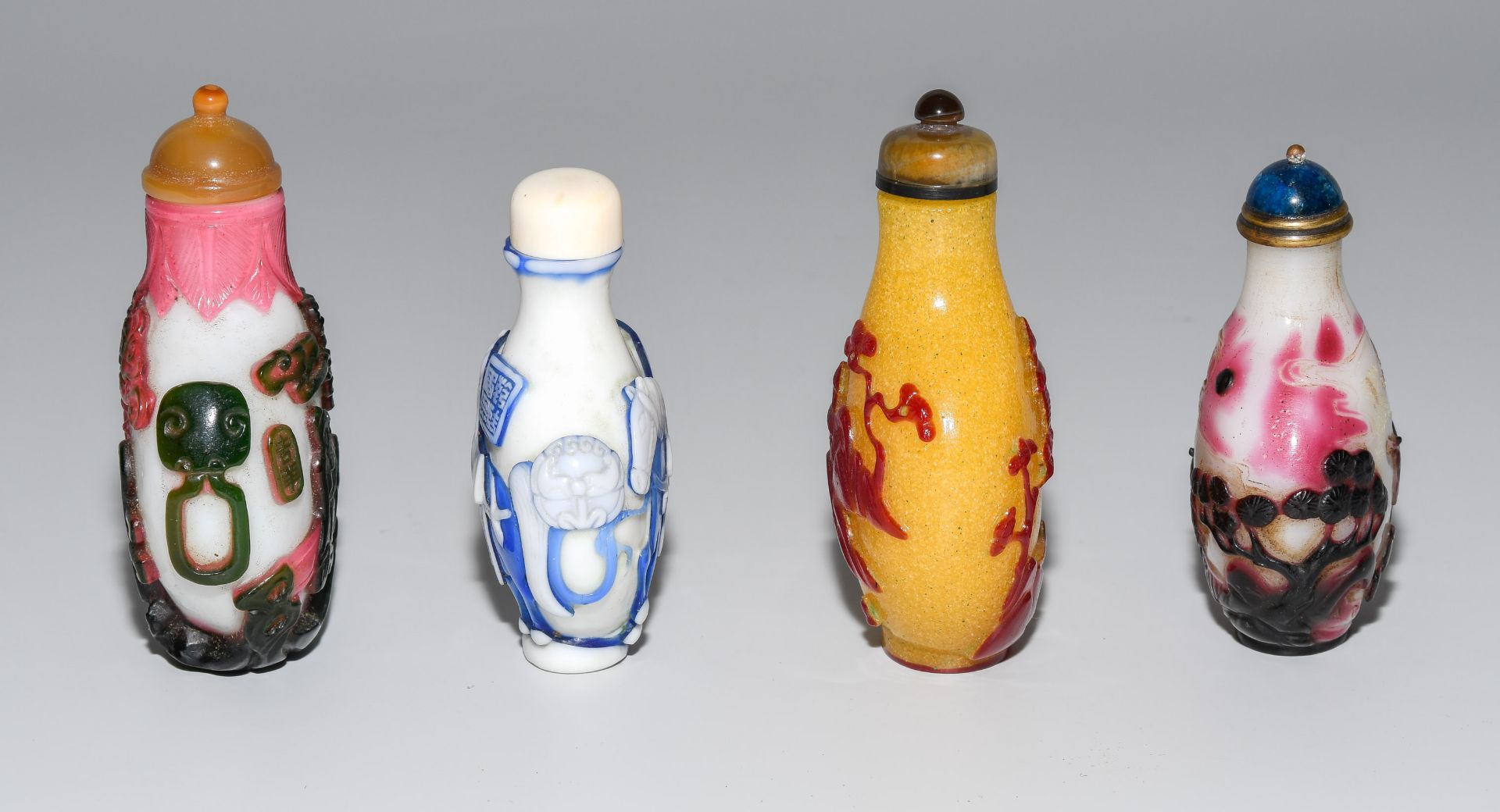 Lot: 4 Überfangglas Snuff Bottles - Image 3 of 8