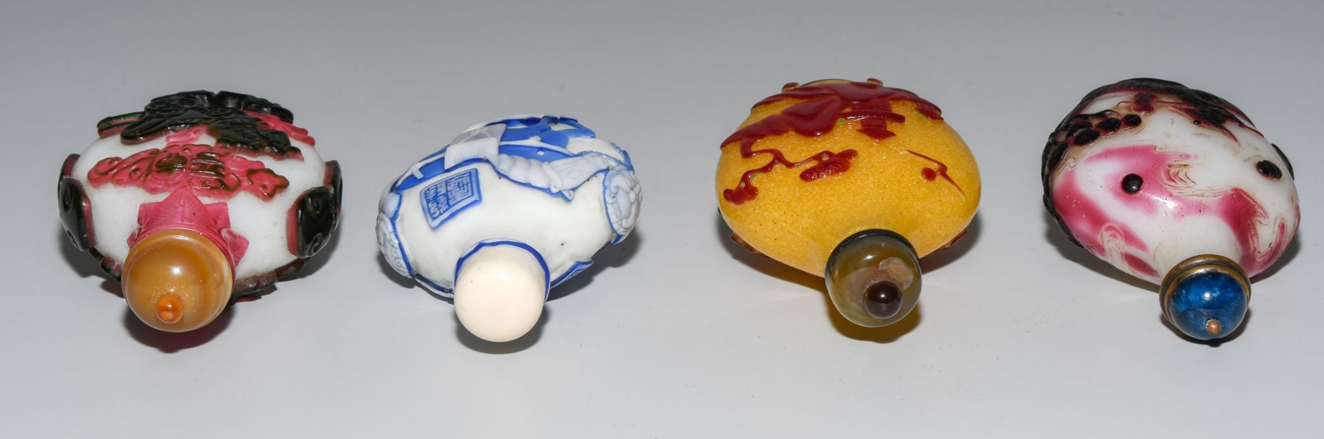 Lot: 4 Überfangglas Snuff Bottles - Image 7 of 8