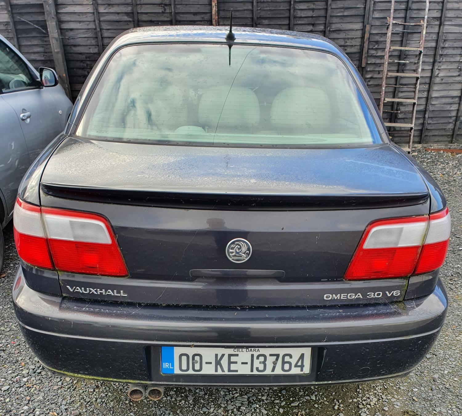 A 2000 Vauxhall Omega 3.1 V6. Automatic with cream leather seats. No paperwork. - Image 2 of 2