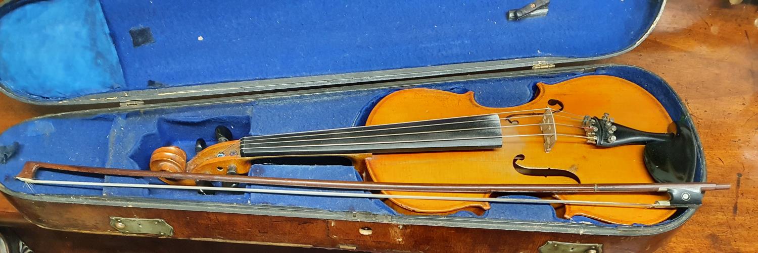 A good 19th Century full size one piece back Violin with bow in timber case. - Image 4 of 4