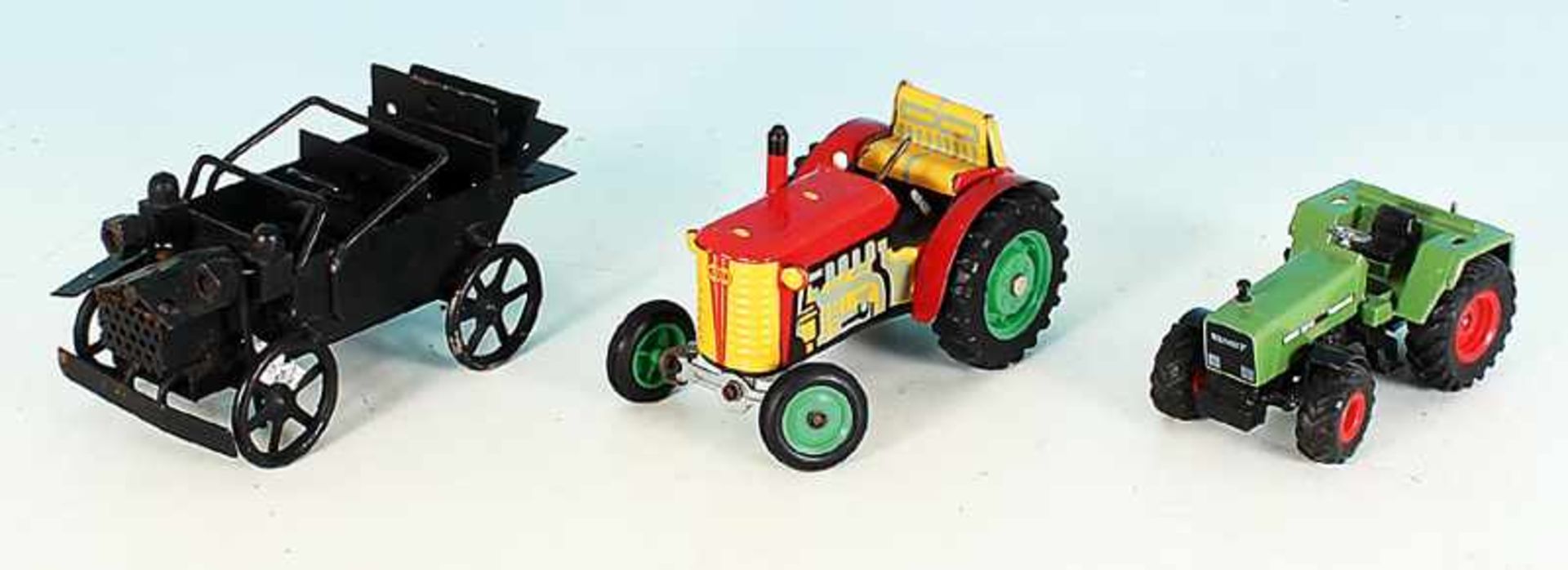 2 Spielzeug-Traktoren