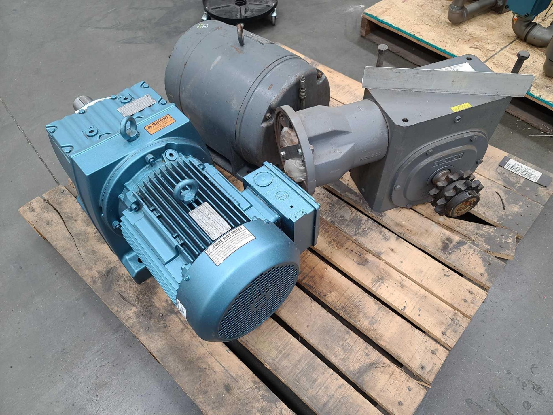 Lot of 2 Electric Motors and 1 Gearbox - Image 3 of 8