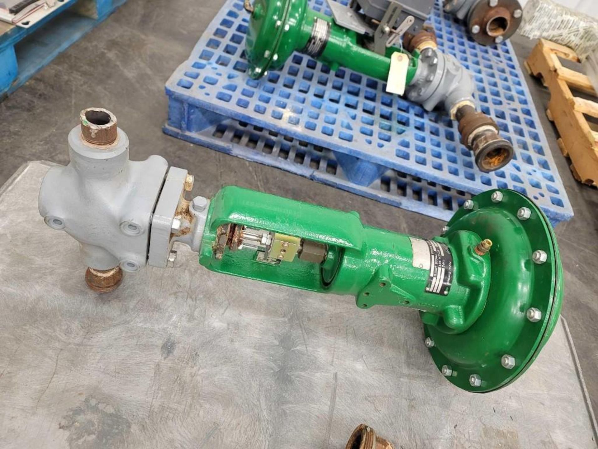 Fisher ED/EZ/667 Actuator and Control Valve - Image 7 of 9