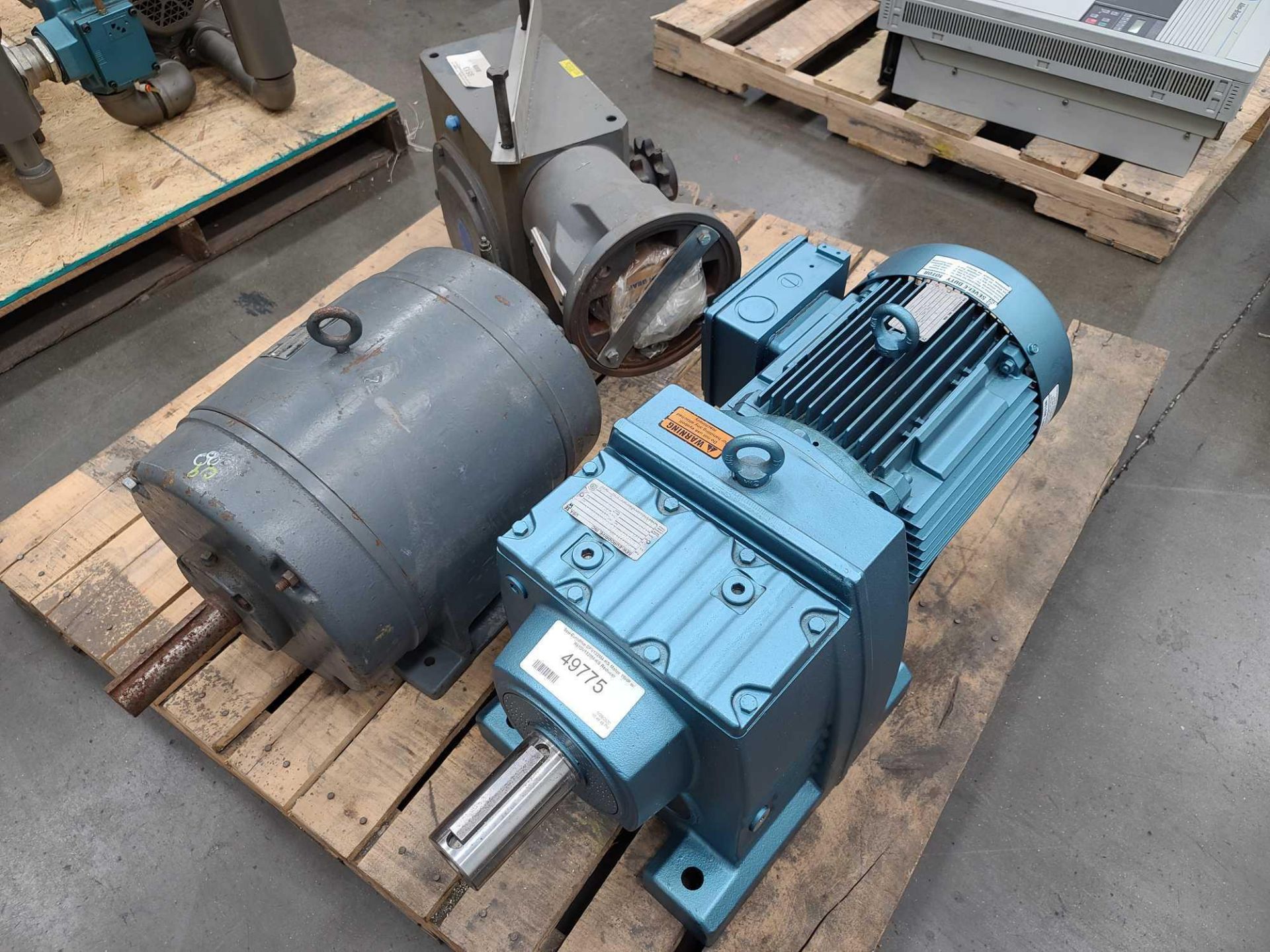 Lot of 2 Electric Motors and 1 Gearbox - Image 2 of 8