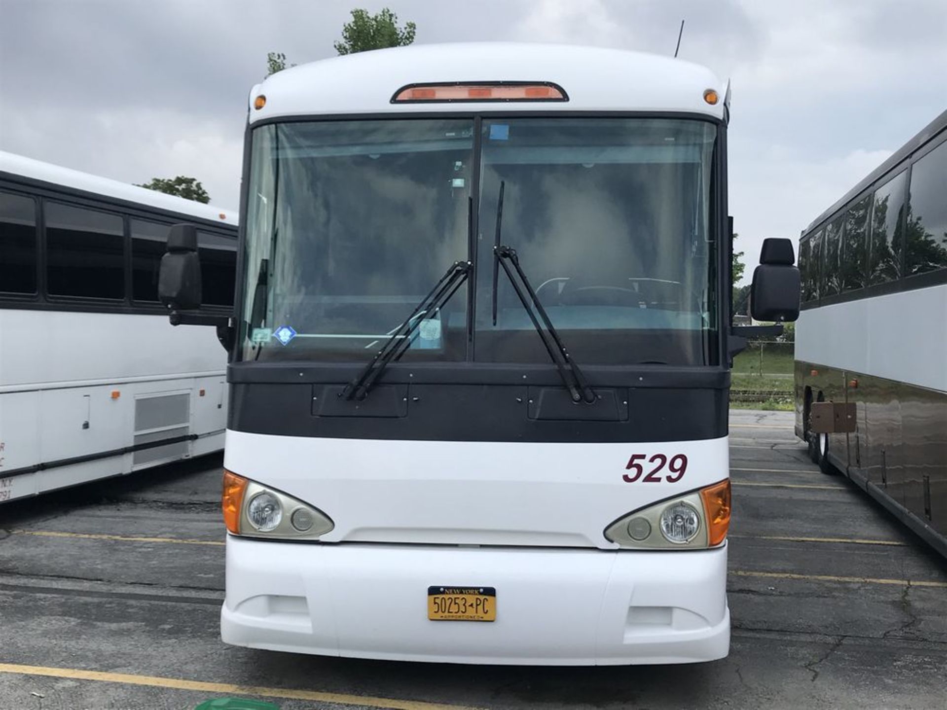 2007 MCI MODEL D4505, 55 SEAT PASSENGER COACH BUS - Image 2 of 12