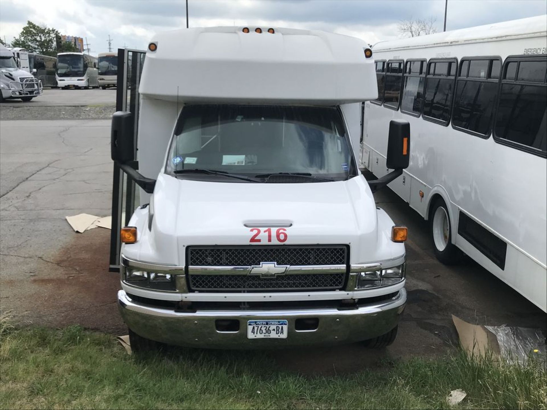 2007 CHEVROLET MODEL C5500, 33 SEAT PASSENGER COACH BUS