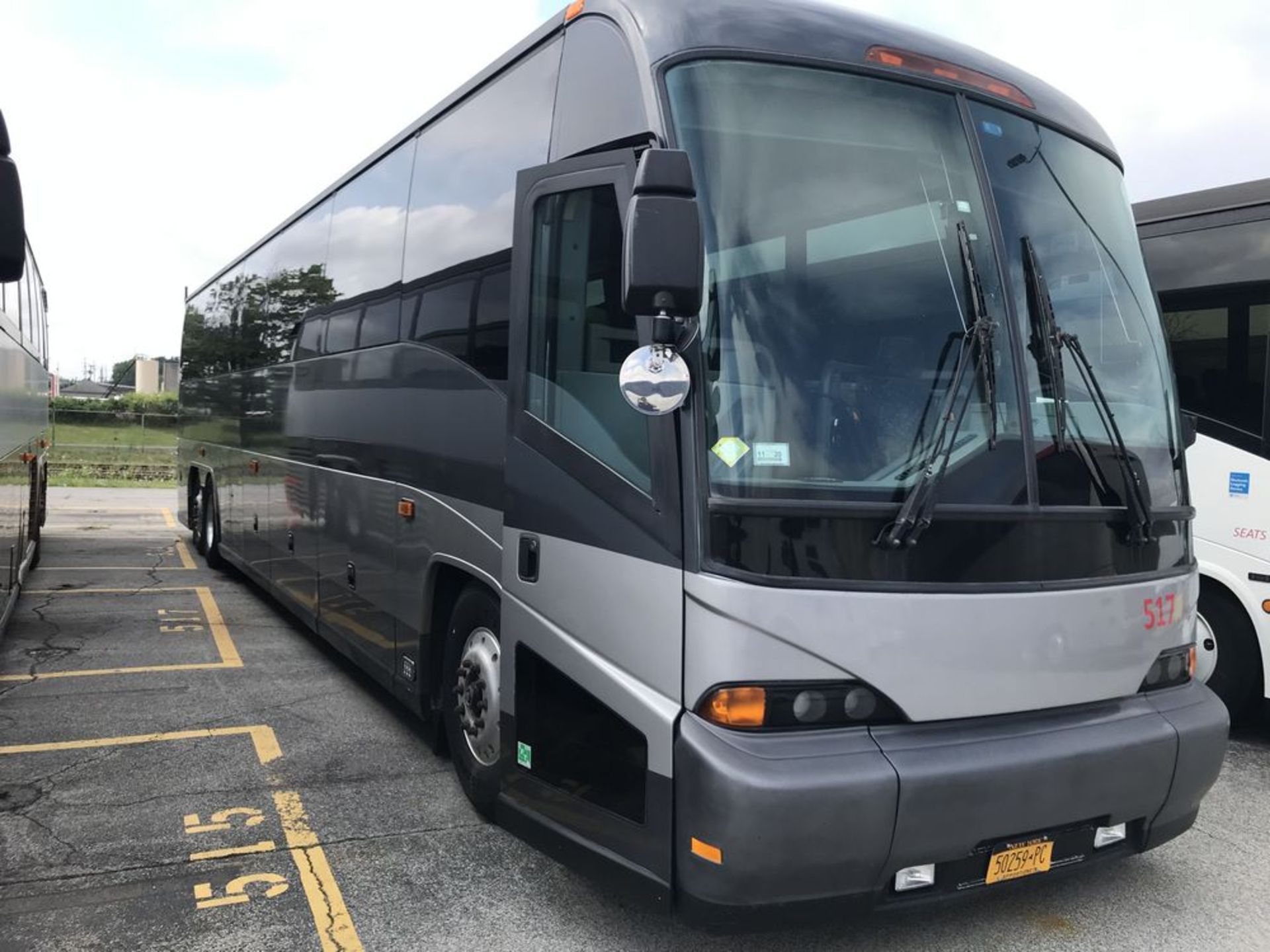 2005 MCI MODEL J4500, 56 SEAT PASSENGER COACH BUS