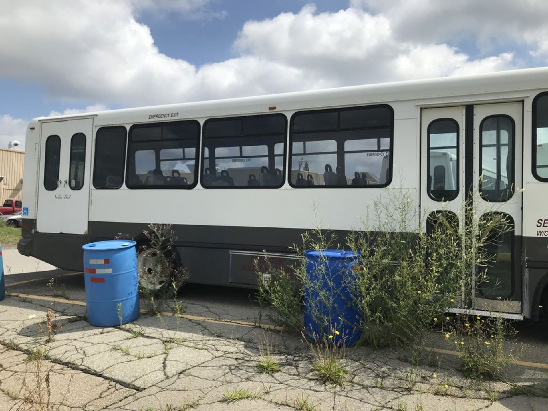 2006 ELDORADO/FREIGHTLINER MODEL MB55/FCBUS, 28 SEAT PASSENGER BUS - Image 2 of 10