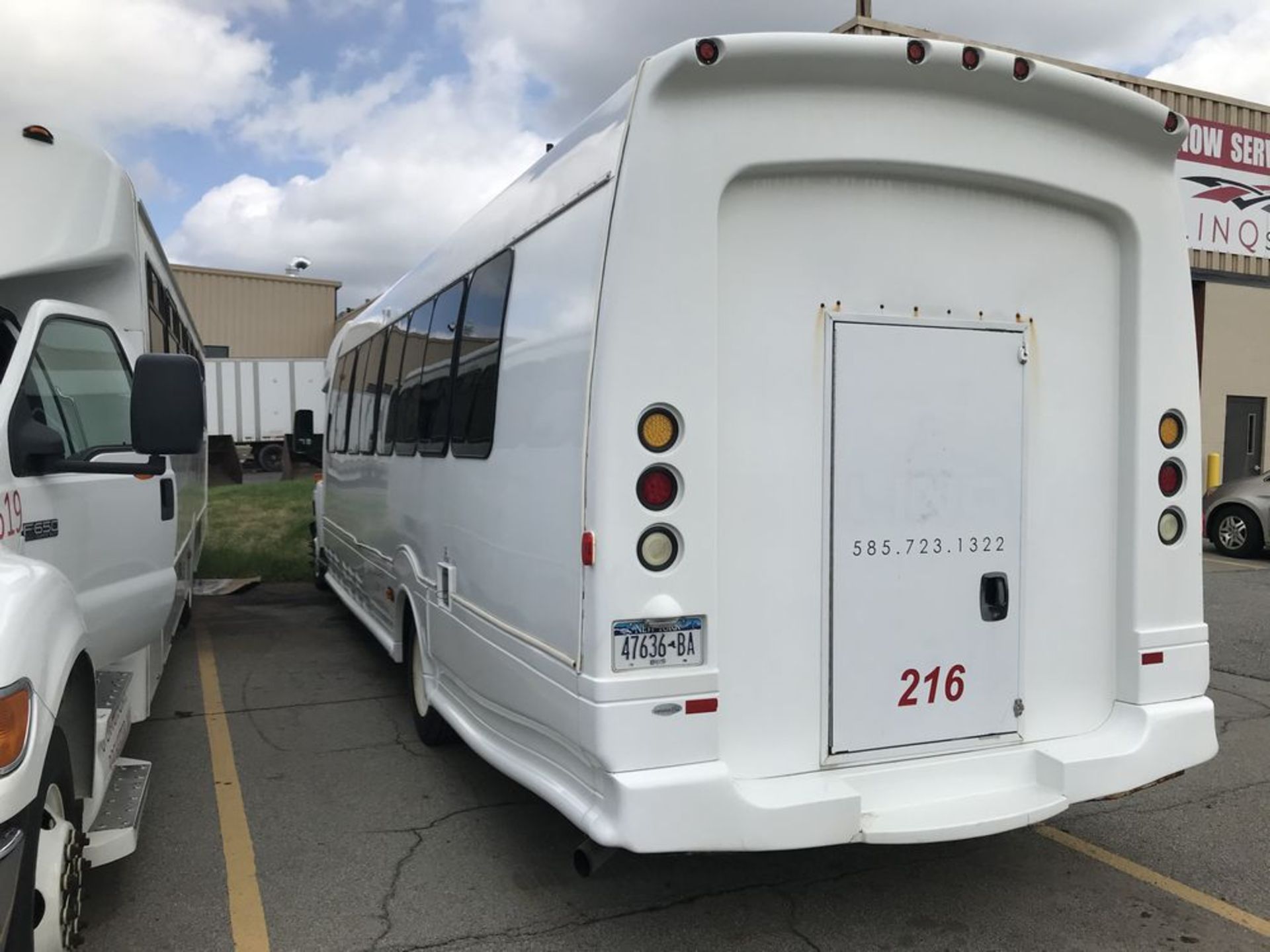 2007 CHEVROLET MODEL C5500, 33 SEAT PASSENGER COACH BUS - Image 6 of 15