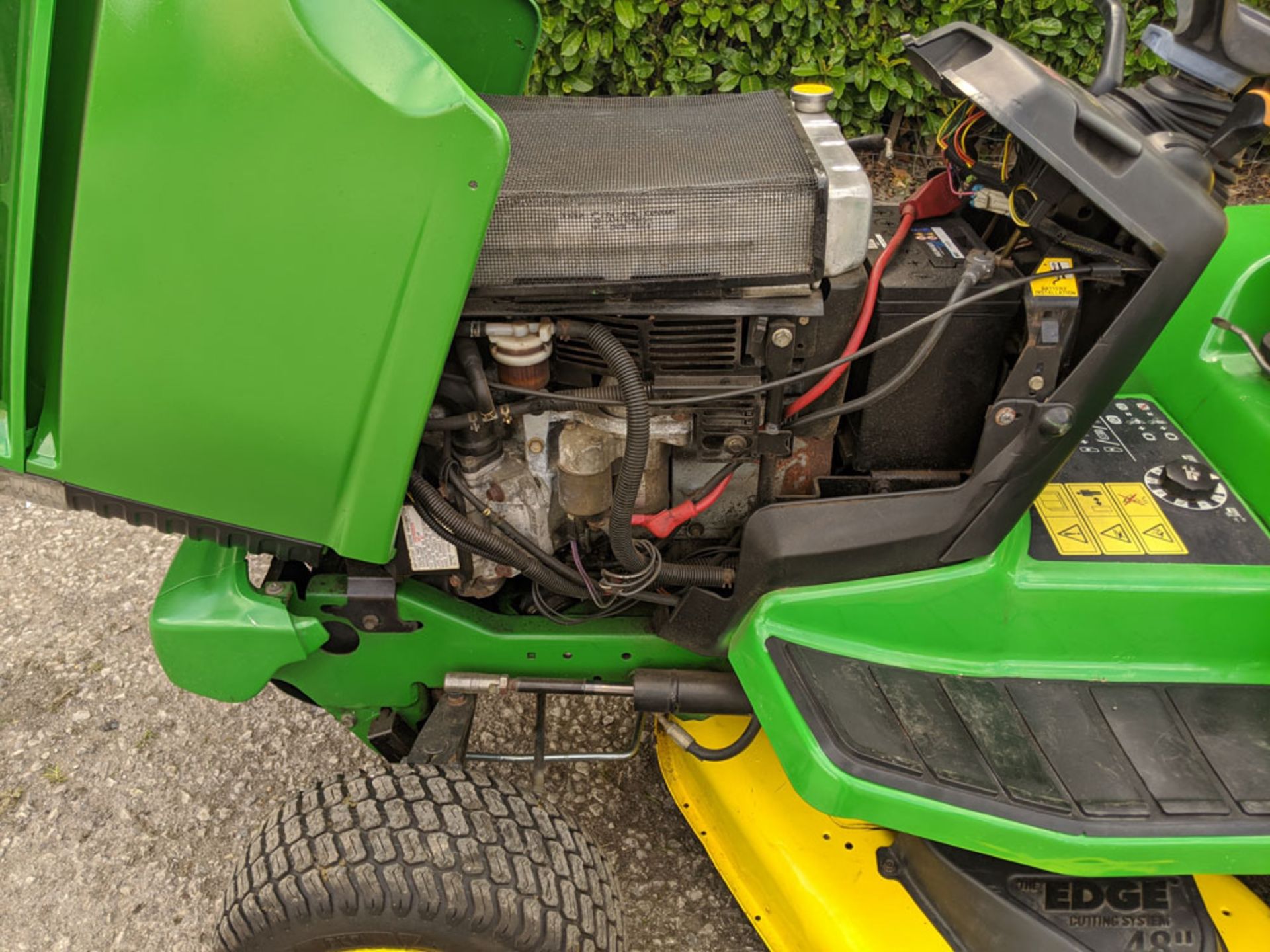 John Deere 355D 16hp Diesel Lawn Tractor 48" Deck 1020 Hours. - Image 2 of 7