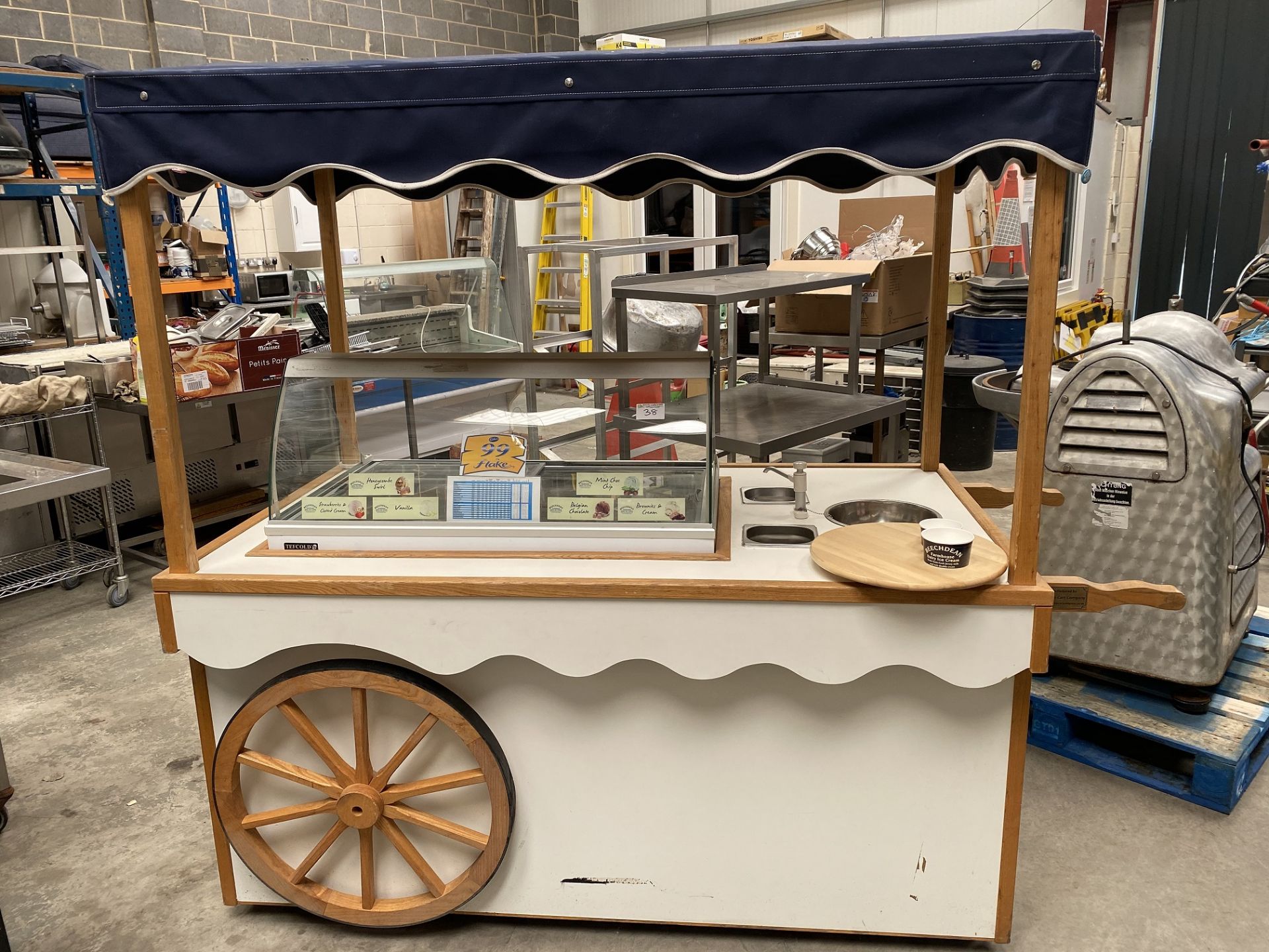 Large Ice Cream Cart, Excellent on Wheels