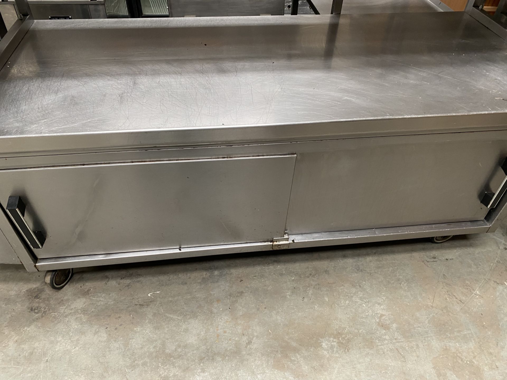 Large Stainless Prep Area with Cupboard - Bild 3 aus 3
