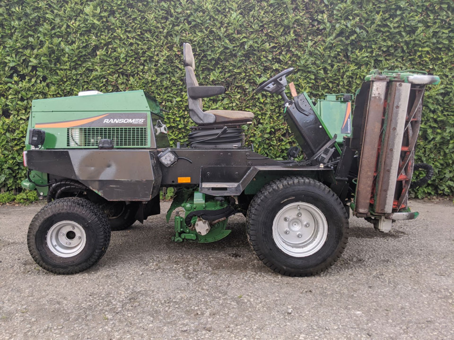 Ransomes Parkway 2250 Triple Ride On Cylinder Mower. - Image 3 of 6