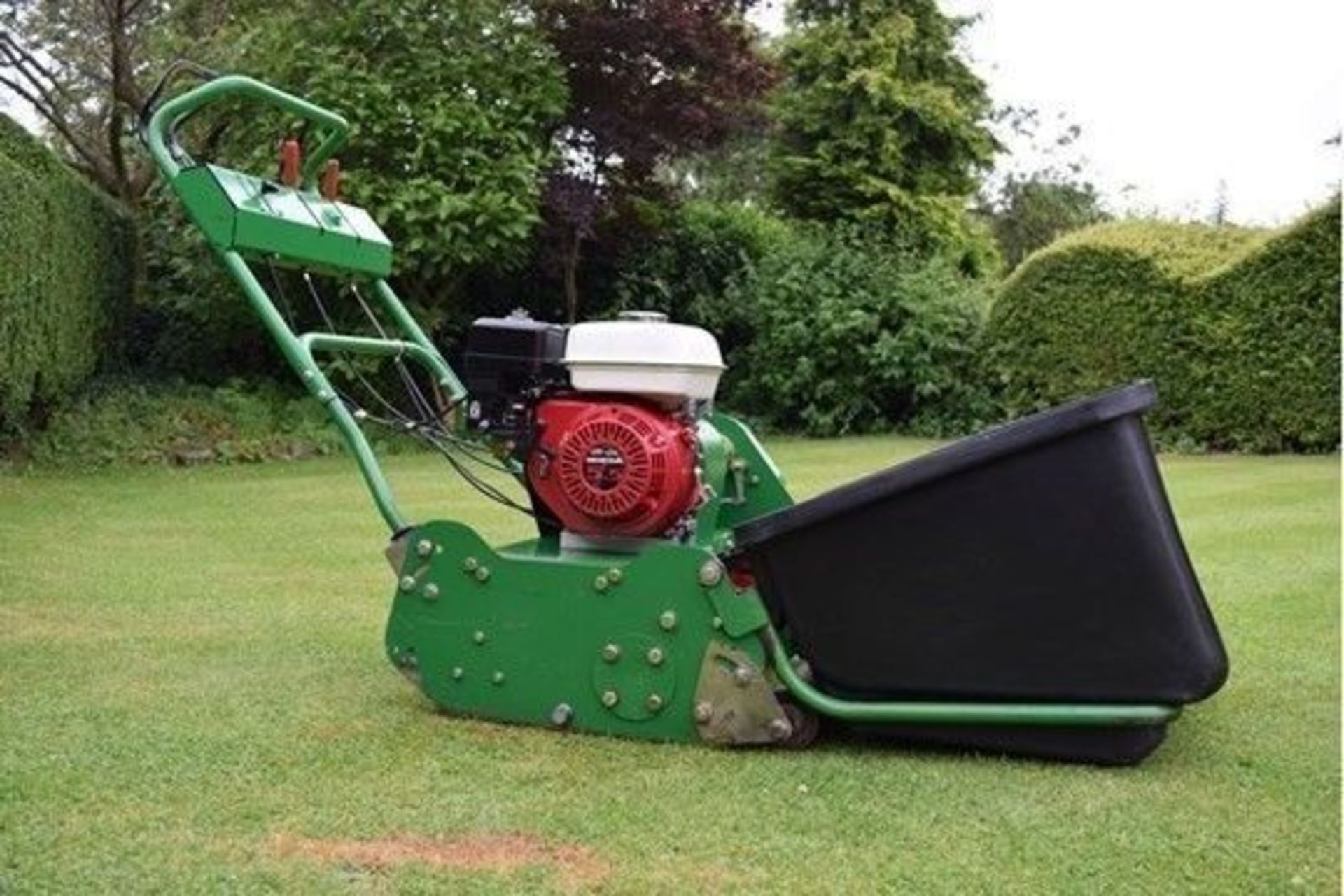 2004 Dennis G560 5 Blade Cylinder Mower With Grass Box - Image 8 of 11