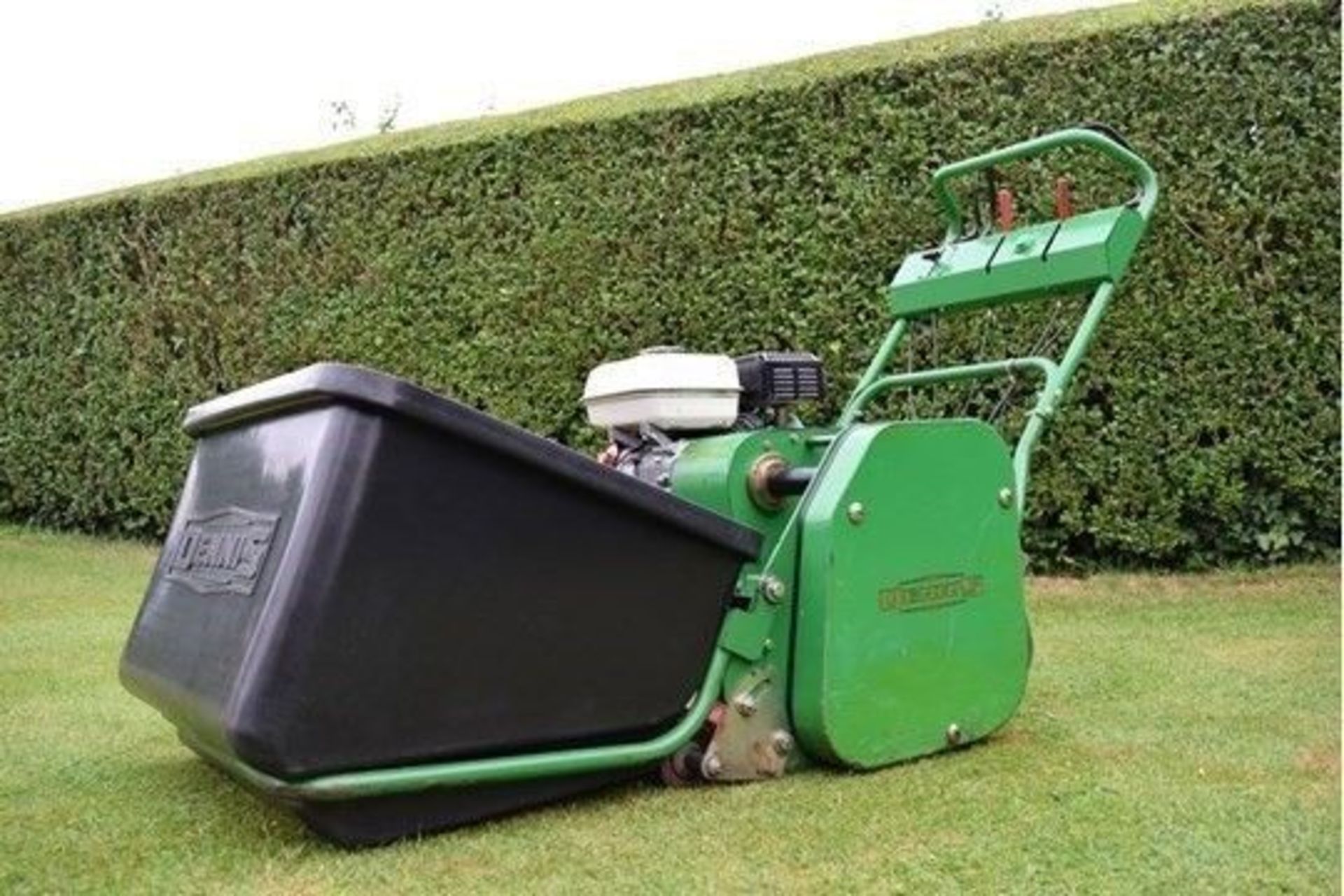 2004 Dennis G560 5 Blade Cylinder Mower With Grass Box - Image 9 of 11