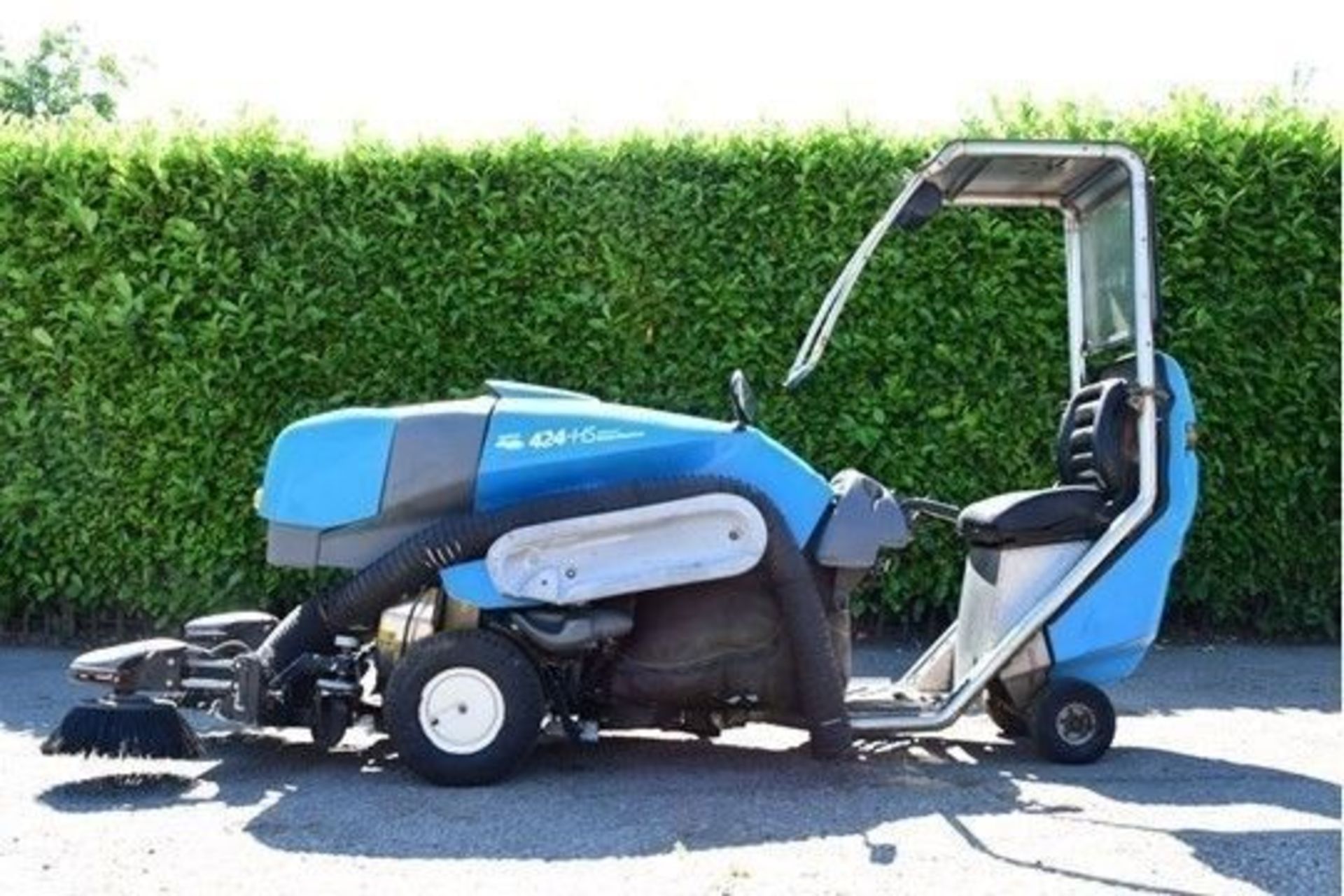 Green Machines 424-HS Ride On Sweeper