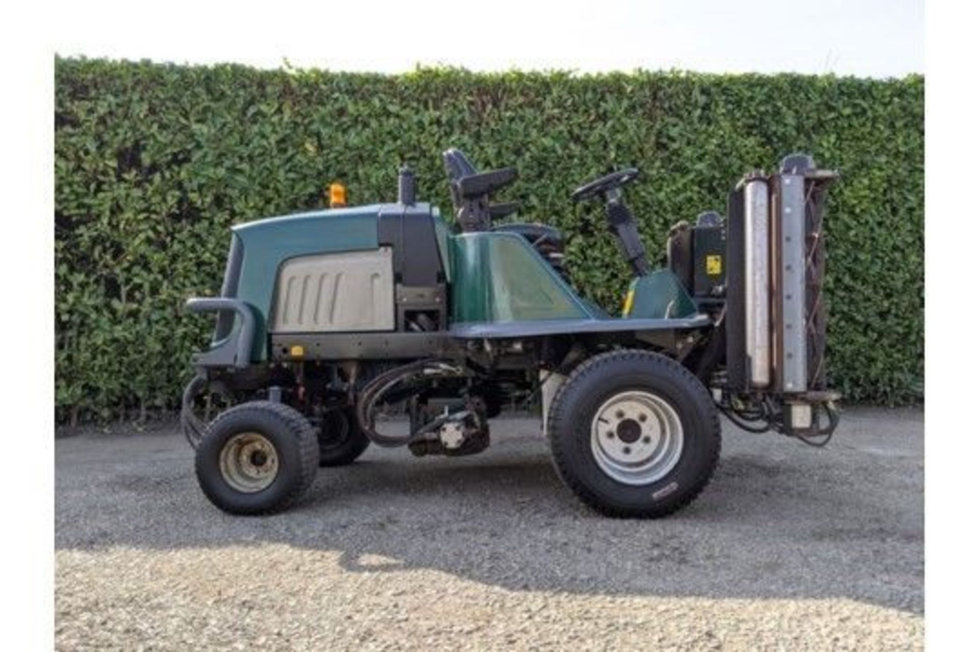 2005 Hayter LT324 Triple Cylinder Mower - Image 6 of 7