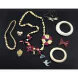 SMALL COLLECTION OF VINTAGE PLASTIC & OTHER COSTUME JEWELLERY