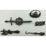 SMALL SELECTION OF COSTUME JEWELLERY