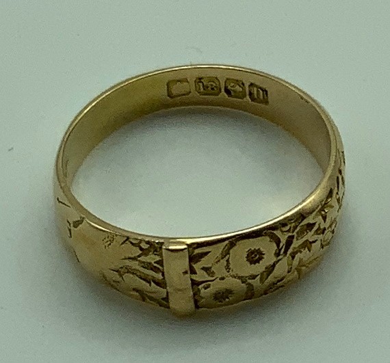 18CT GOLD RING (SIZE Q)