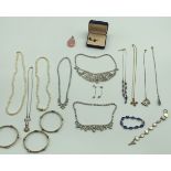 SMALL SELECTION OF COSTUME JEWELERY INCLUDING SILVER