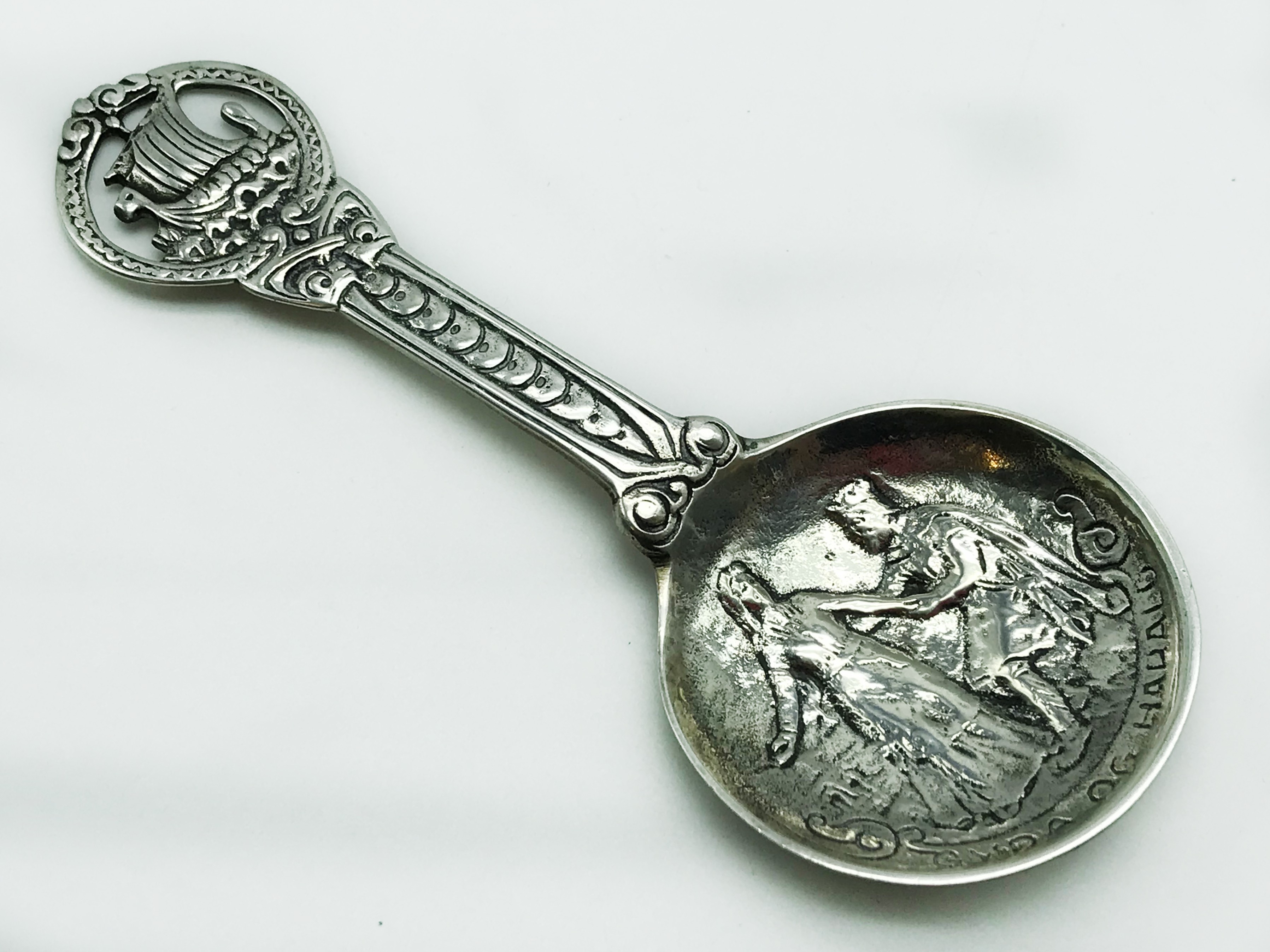 HALLMARKED SILVER TEA CADDY SPOON WITH STYLIZED VIKING SHIP - Image 2 of 6