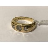 18CT YELLOW GOLD 3 STONE DIAMOND RING - TOTAL APPROX 0.90CTS