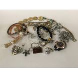 MIXED LOT STERLING SILVER & COSTUME JEWELLERY