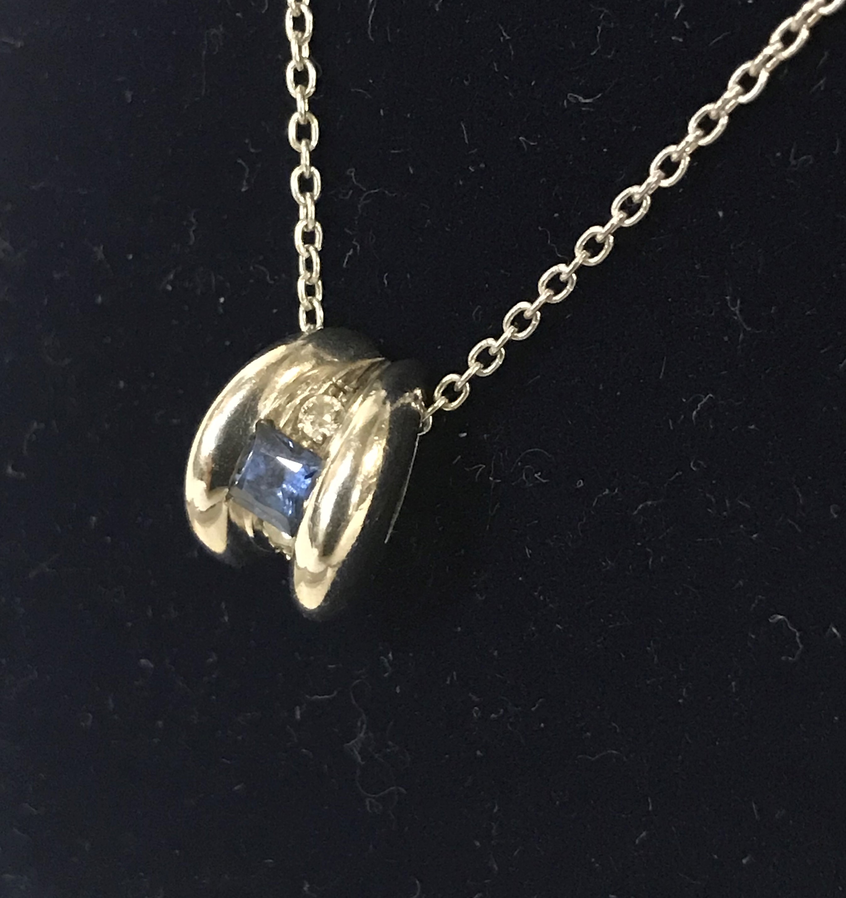 PLATINUM DIAMOND & BLUE SAPPHIRE PENDANT & CHAIN