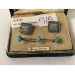 9CT GOLD BAR BROOCH WITH TURQUOISE CABACHONS & WEDGWOOD CUFFLINKS