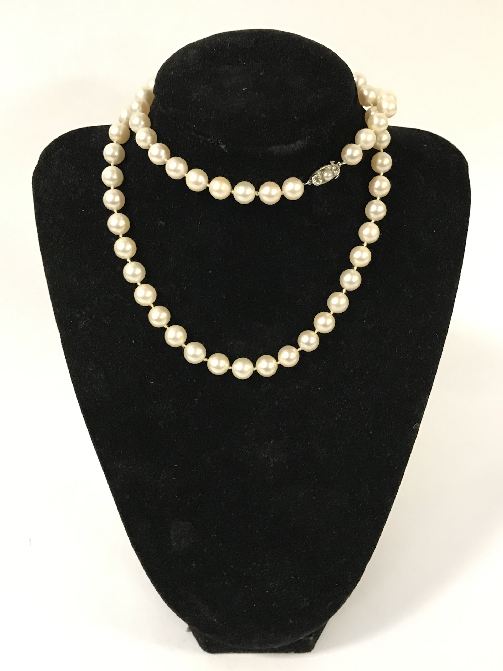 PEARL NECKLACE WITH DIAMOND CLASP