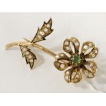 18CT GOLD DIAMOND & EMERALD BROOCH OF A FLOWER