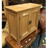 SMALL OAK 2 DOOR CUPBOARD