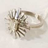 18CT GOLD DIAMOND SUNBURST BAGUETTE CUT SINGLE STONE RING - APPROX 1.60CT