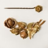 9CT GOLD PIN BROOCH & 9CT GOLD FLORAL BROOCH