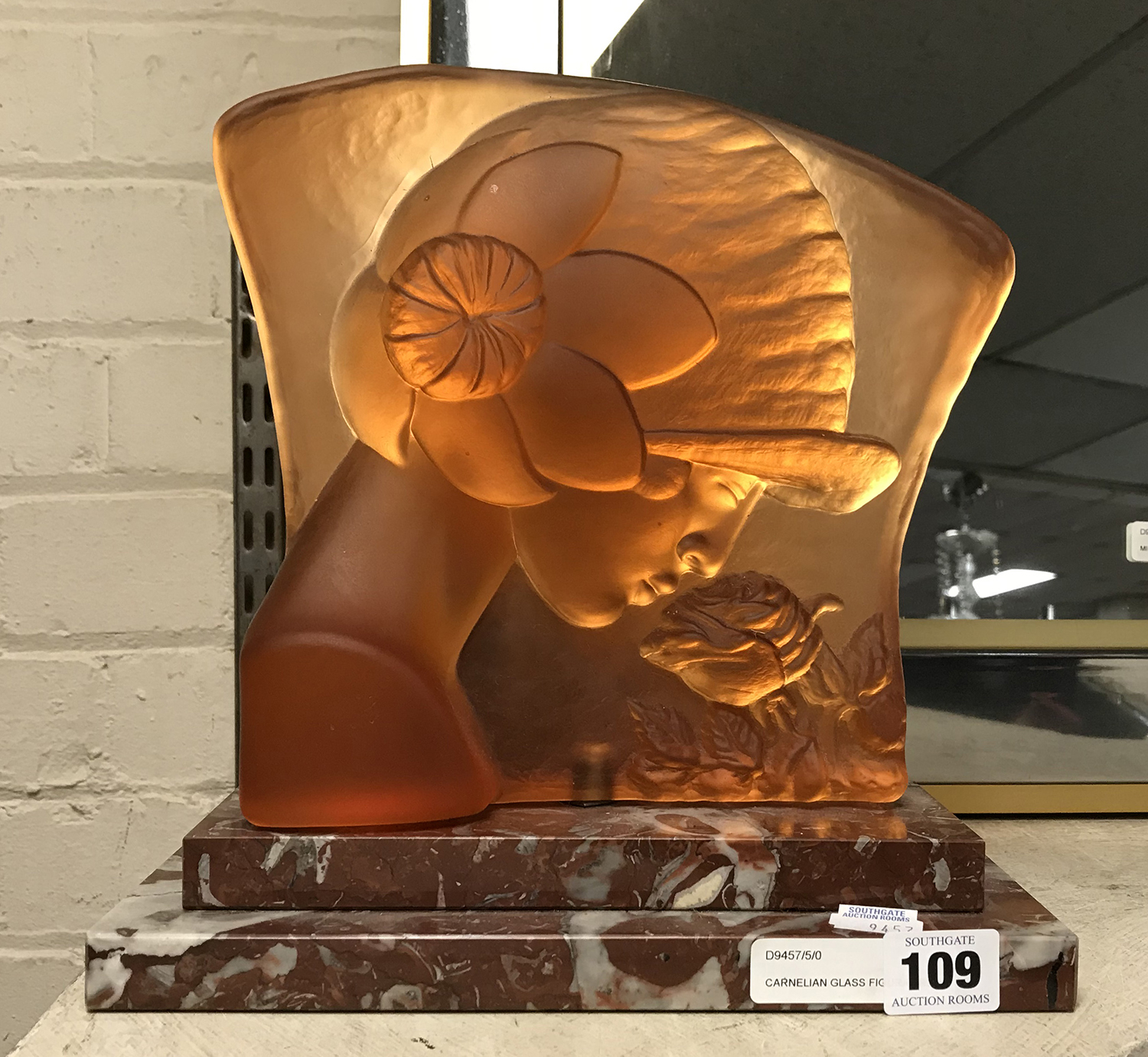 CARNELIAN GLASS FIGURAL RELIEF LAMP ON MARBLE BASE -24CM