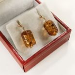 9CT GOLD AMBER BARREL DROP STUD EARRINGS