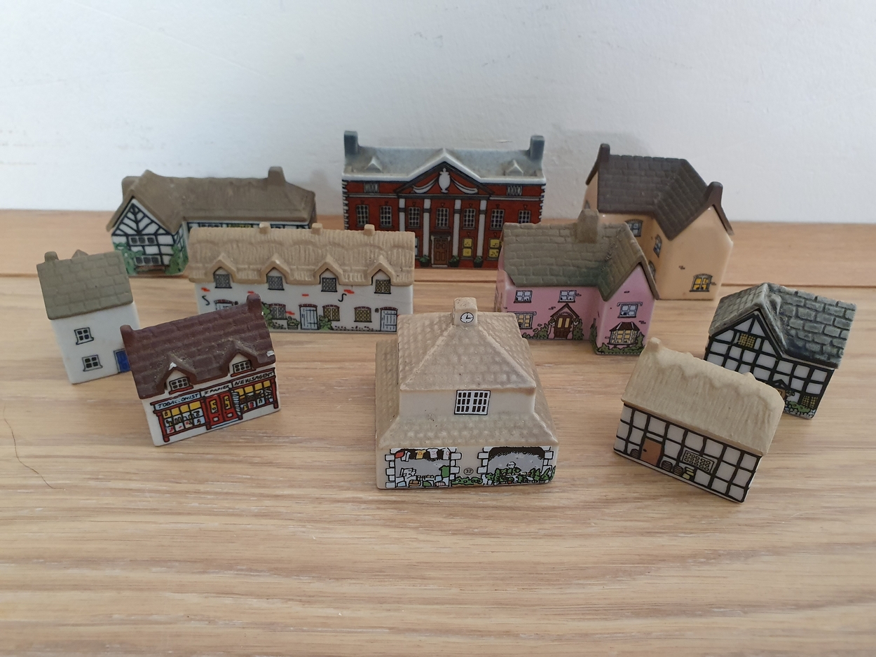 Wade; a collection of ten miniature houses, the largest 8 cm (10).