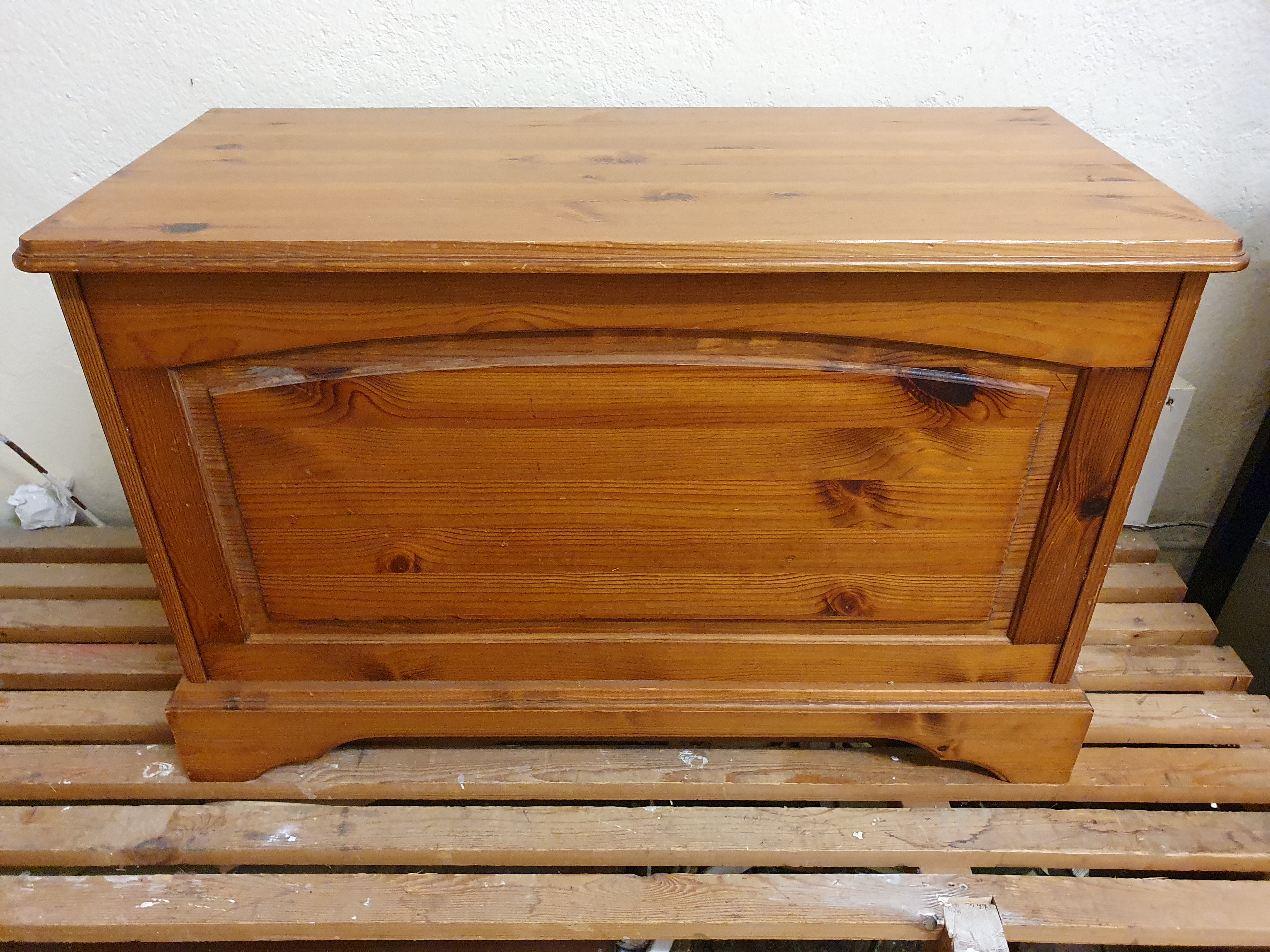 A pine blanket box with brass handles, 80 x 37 x 52 cm.