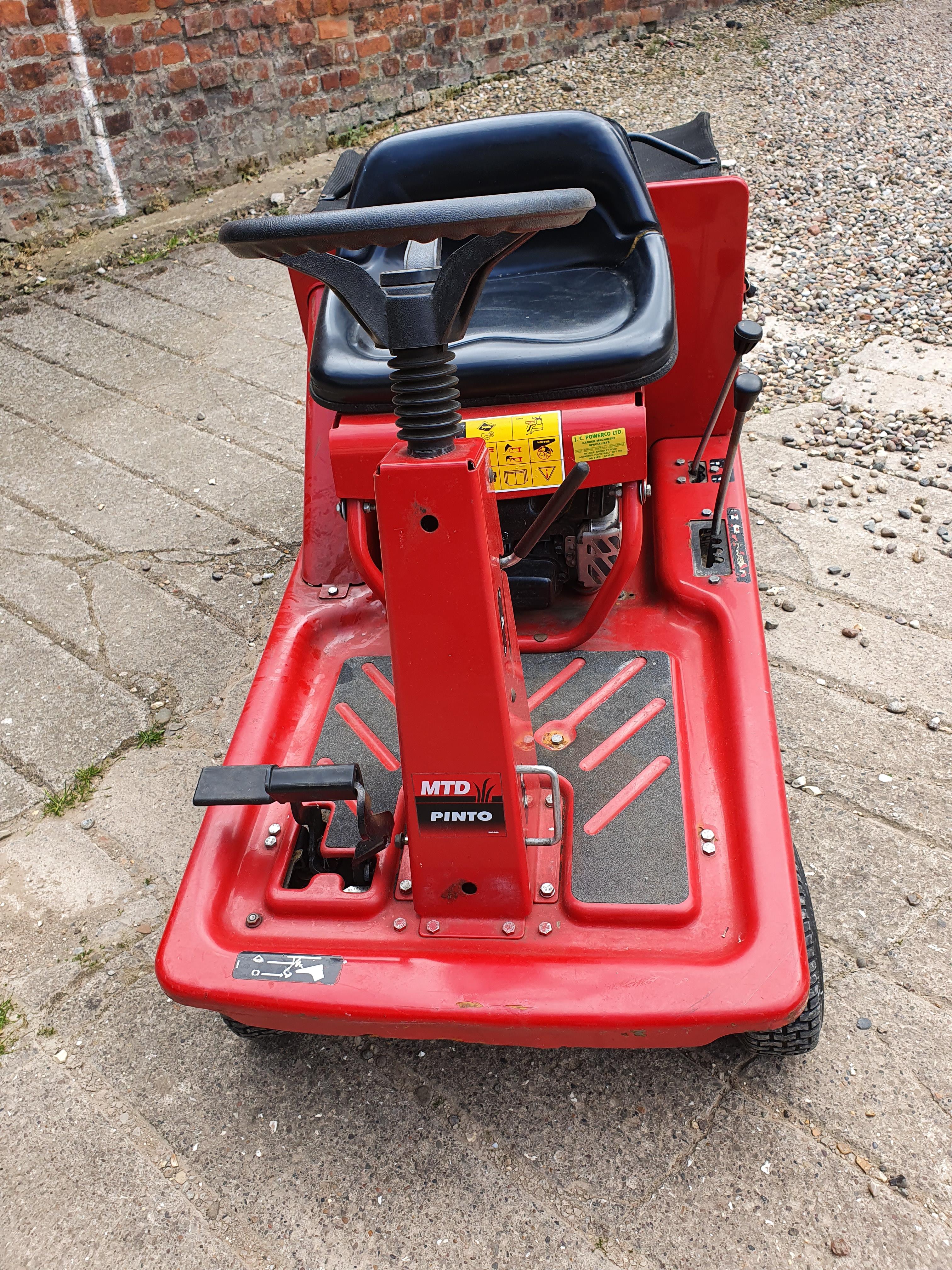 A MTD Pinto petrol ride on lawn mower, model AD251L20176. With a 61cm turning circle, a 7Hp motor - Image 3 of 5