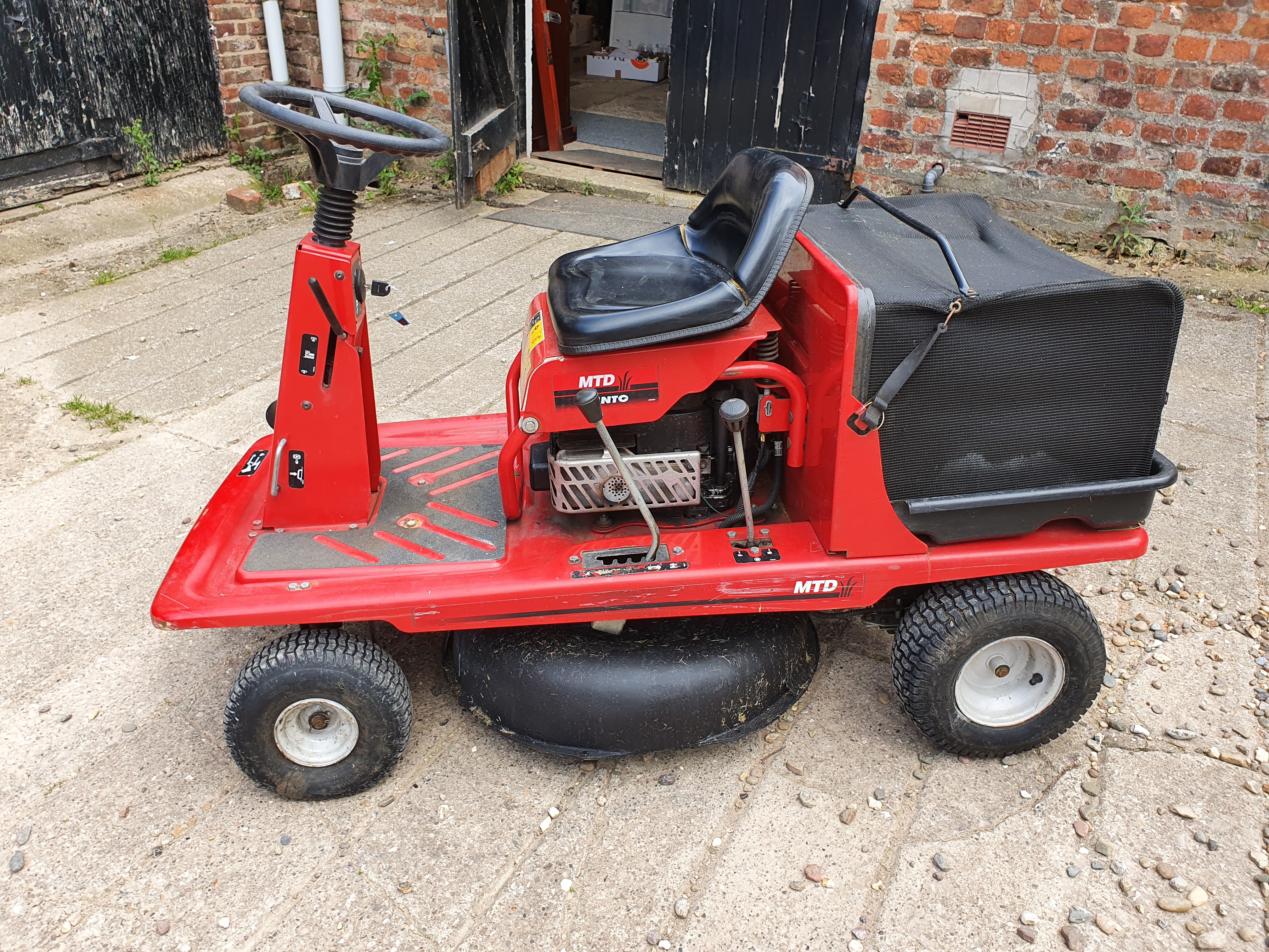 A MTD Pinto petrol ride on lawn mower, model AD251L20176. With a 61cm turning circle, a 7Hp motor