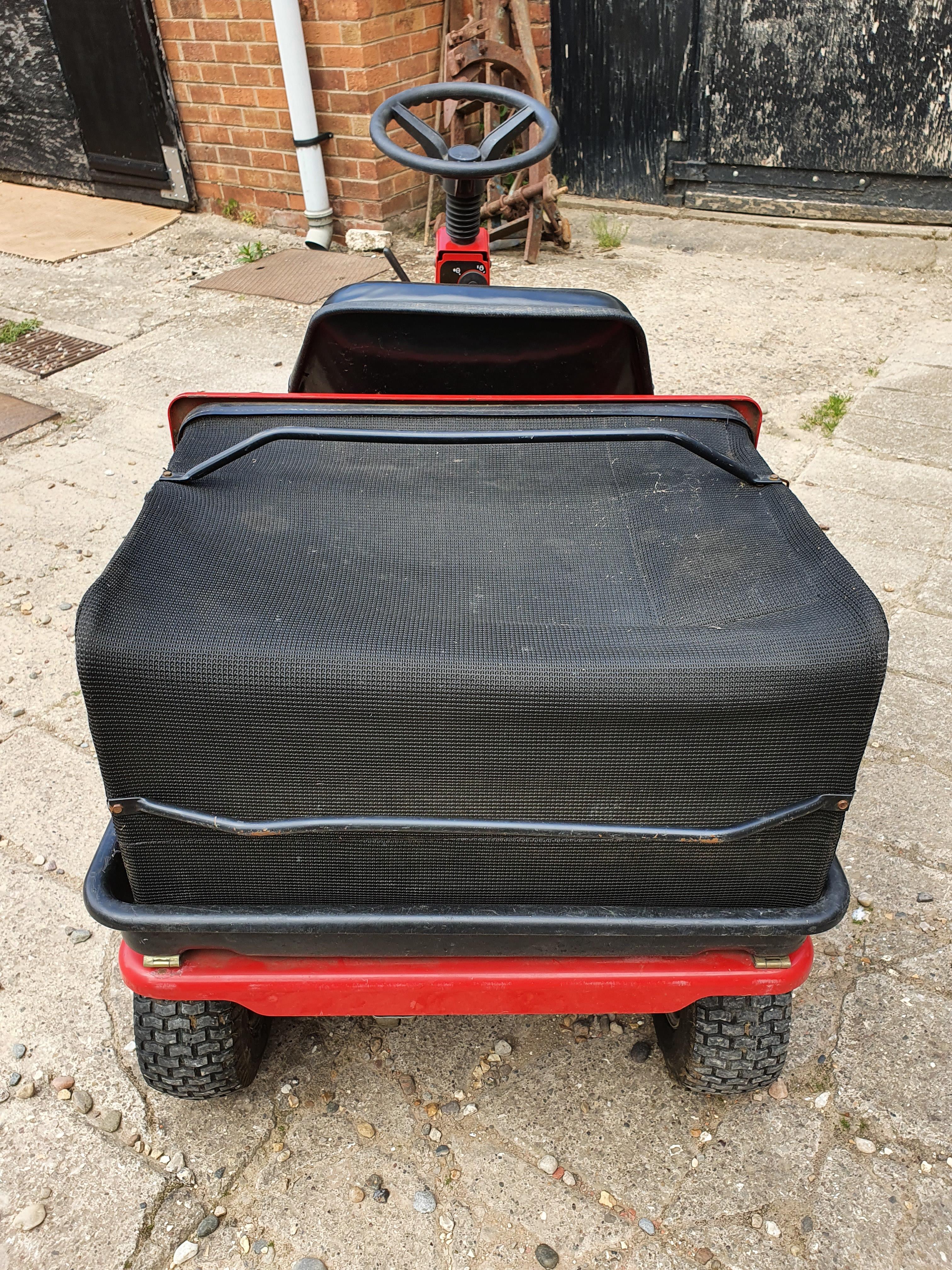 A MTD Pinto petrol ride on lawn mower, model AD251L20176. With a 61cm turning circle, a 7Hp motor - Image 4 of 5