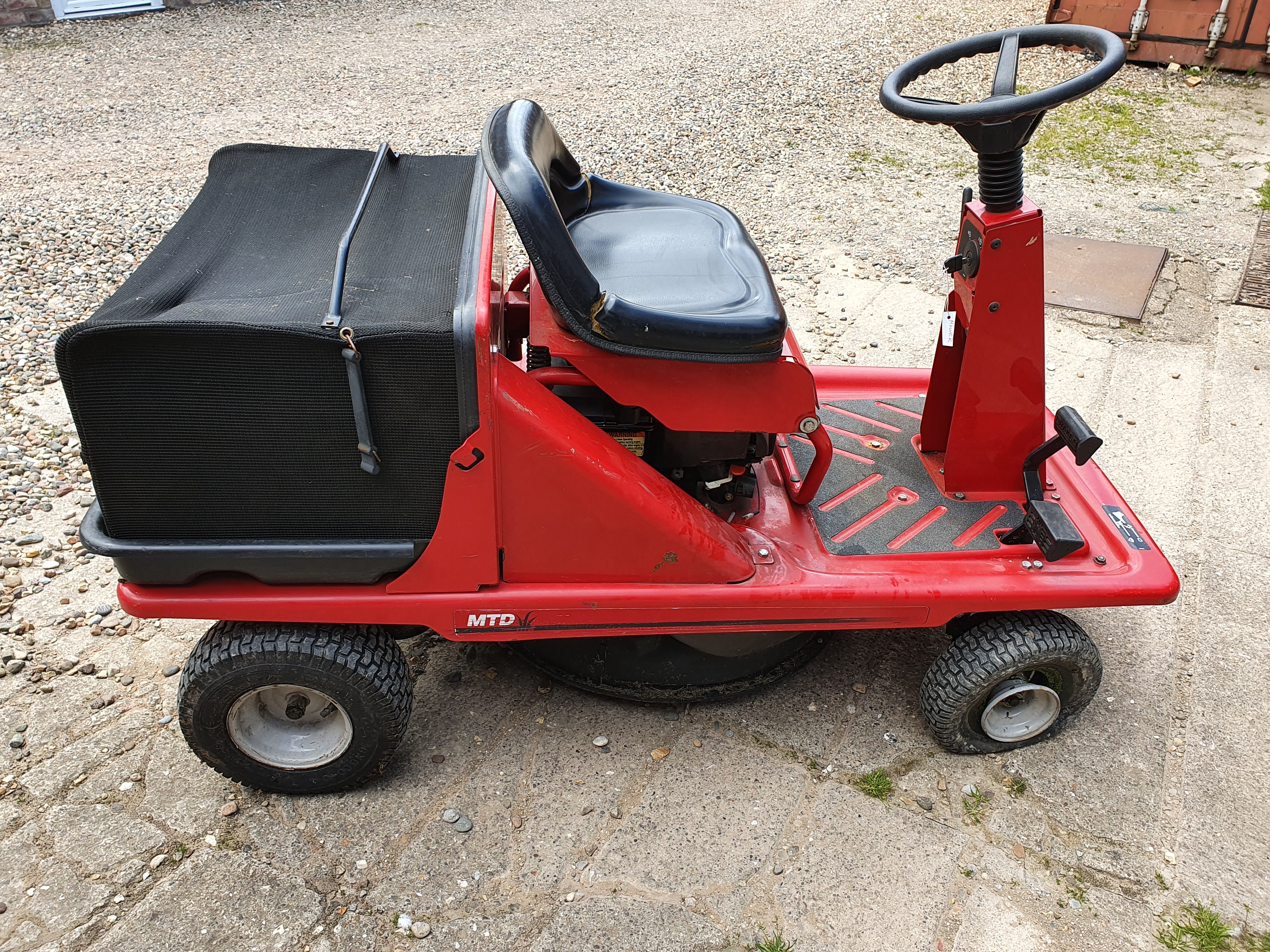 A MTD Pinto petrol ride on lawn mower, model AD251L20176. With a 61cm turning circle, a 7Hp motor - Image 2 of 5