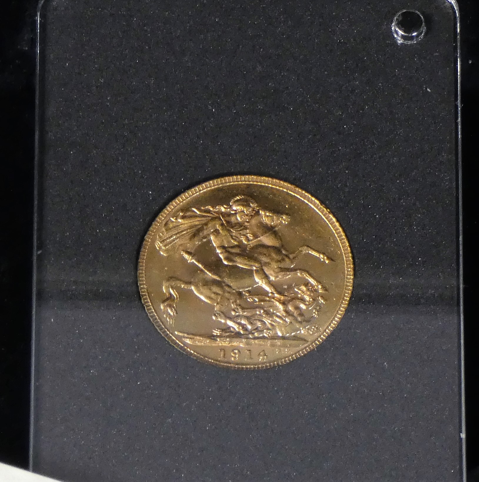 George V gold sovereign, 1914, case, certificate. - Image 3 of 3